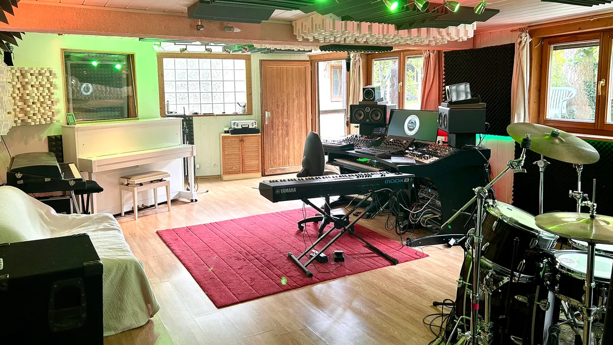 La control room du studio : console, écoutes et racks analogiques dans une pièce de 45 m²